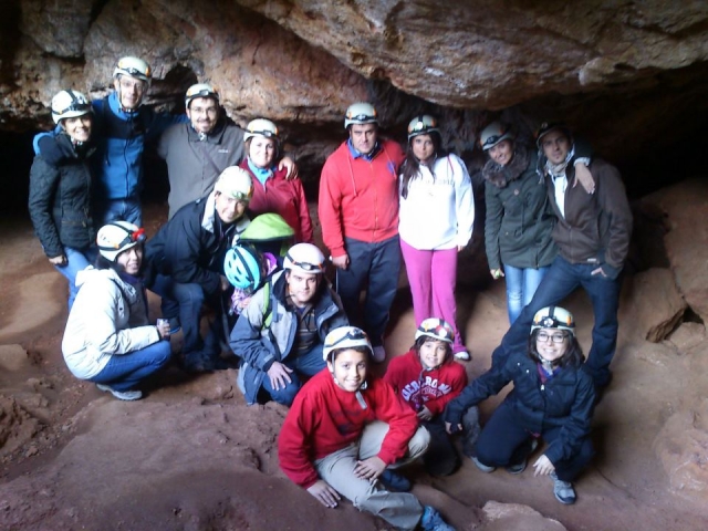  visitatori all'interno della grotta di montesinos 